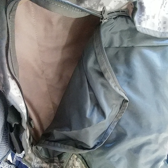 Flying Circle Bags Hanging Garment Digital Camo - Picture 8 of 8